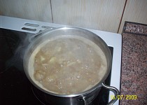 Čočková polévka s bramborem a smetanou.
