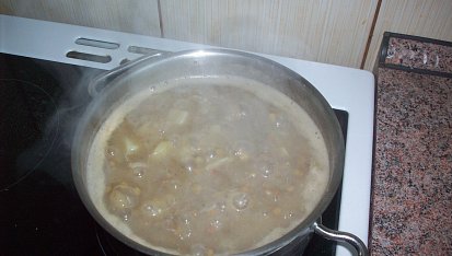 Čočková polévka s bramborem a smetanou.