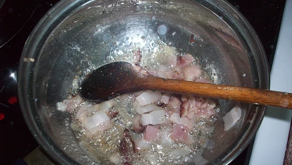 Čočková polévka s bramborem a smetanou.