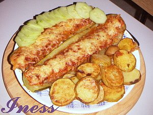 Zapečená cuketa plněná mletým masem a sýrem, Servírujeme např. s pečenými bramborami nebo bramb. kaší...atd.