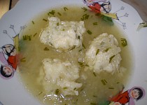 Cukínová polévka se sýrovými knedlíčky