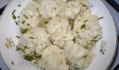 Cukínová polévka se sýrovými knedlíčky (uvařené knedlíčky)