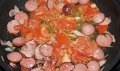 Debrecínský guláš (párek s rajčaty na slanině)