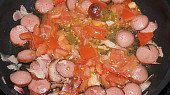 Debrecínský guláš, párek s rajčaty na slanině