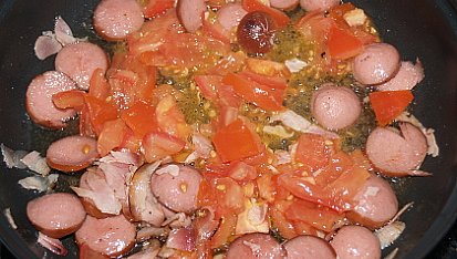 Debrecínský guláš, párek s rajčaty na slanině