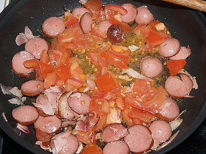 párek s rajčaty na slanině
