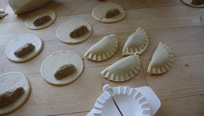 Domácí ravioli, ...vykrajování a plnění...