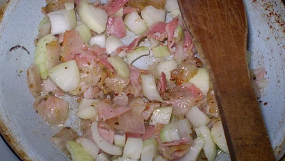 Fazole na smetaně, slanina na cibulce...