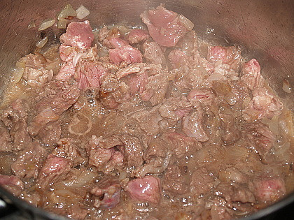 Gulášová polévka (maso dusíme na cibulce)