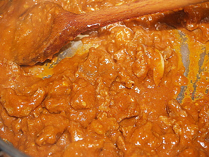Gulášová polévka (poloměkké maso zaprášíme paprikou a moukou)