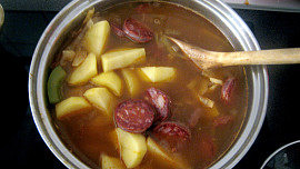 Gulášová zelná polévka