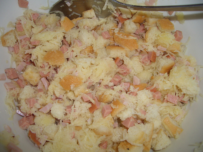 Houskovo-bramborový knedlík se salámem