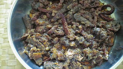 Hovězí nudličky s klobáskou, ...restování...