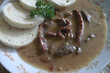 Hovězí nudličky s klobáskou