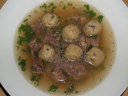 Hovězí polévka s houbovými knedlíčky