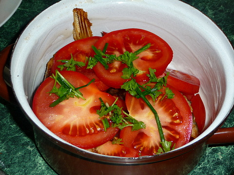 Kapr zapečený s rajčaty
