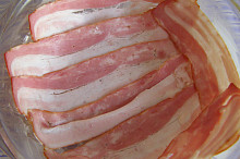pekáček vyložený slaninou