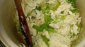 Kapustovo-brokolicová polévka s rýží a uzeninkou, dusíme zeleninu s cibulí...