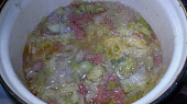 Kapustovo-brokolicová polévka s rýží a uzeninkou, vaříme...