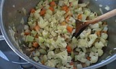 Kedlubnová polévka s brokolicí a květákem, ...příprava...
