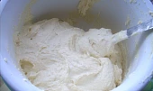 Křehký broskvový koláč