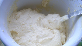 Křehký broskvový koláč