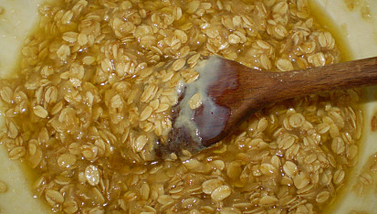 Křupavý meruňkový koláč-  (Crumble), těsto promícháme...