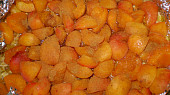 Křupavý meruňkový koláč-  (Crumble), na těsto nakrájené meruňky...