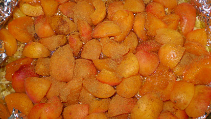 Křupavý meruňkový koláč-  (Crumble), na těsto nakrájené meruňky...