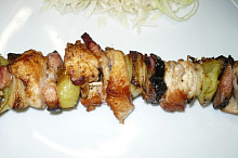 Kuřecí prsíčka, anglická slanina, cibule, pórek, paprika.