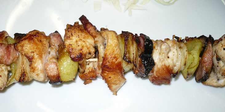 Kuřecí prsíčka, anglická slanina, cibule, pórek, paprika.