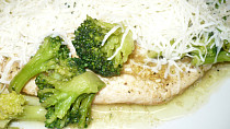 Kuřecí plátek s brokolicí a sýrem