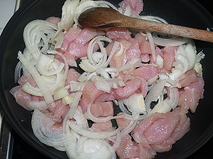 Kuřecí šlehačkové  kousky (maso s cibulkou osmažíme)