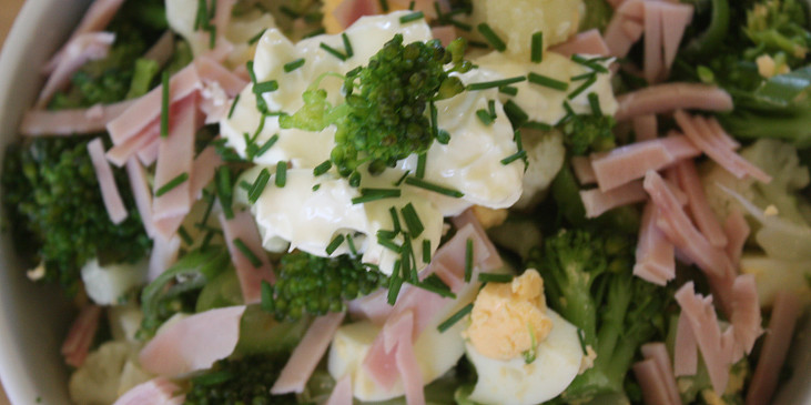 Květákový salát s brokolicí
