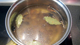 Kyselá polévka  se sušenými houbami