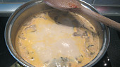 Kyselá polévka  se sušenými houbami