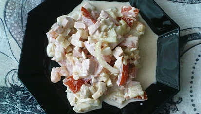 Letní rajčatový salát, Navíc dáváme i cibuli a vše nakrájené na kostičky, dělá se v obrovské míse, takže asi z 1,5kg rajčat.