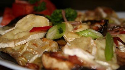 Lilek v tymiánové chilli marinádě s brie a šunkovo-pórkovou peřinkou