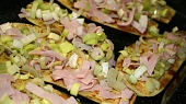 Lilek v tymiánové chilli marinádě s brie a šunkovo-pórkovou peřinkou, před pečením