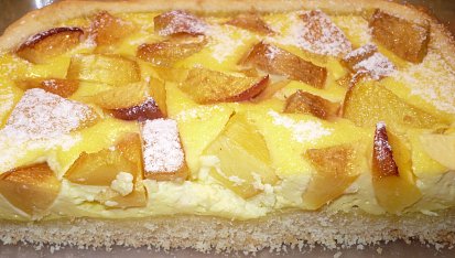 Linecký koláč s tvarohem, Na řezu-s broskvemi