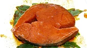 Lososový steak s černým rybízem, potřeme grilovací směsí
