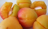 Meruňkové knedlíky, meruňky napěchované kostkovým cukrem