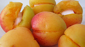Meruňkové knedlíky, meruňky napěchované kostkovým cukrem