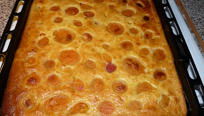 Meruňkový litý koláč, upečeno
