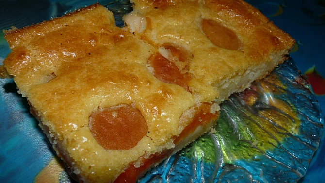 Meruňkový litý koláč, řez