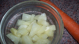 Mrkvový salát s ananasem