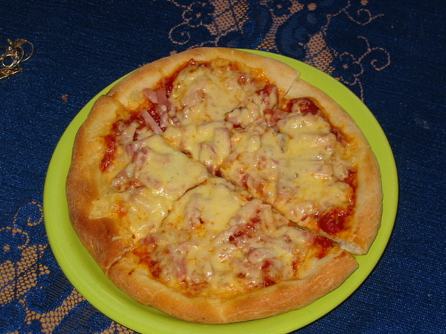 Neapolská pizza, Místo sardelek je šunka