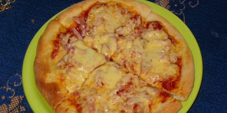 Neapolská pizza (Místo sardelek je šunka)