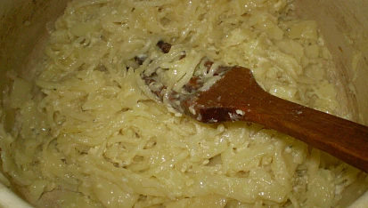 Nudle s masozeleninovou směsí, opečeme nudle...