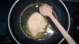 Nudle s medem a strouhankou